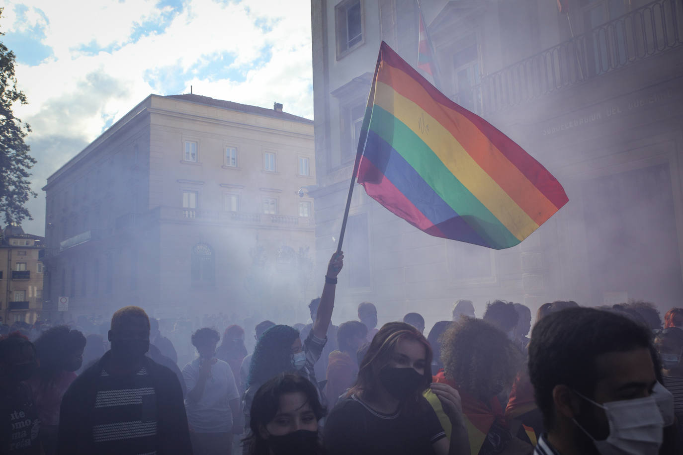 Fotos: Una multitudinaria manifestación recorre las calles de Vitoria en el día del orgullo LGTBI+