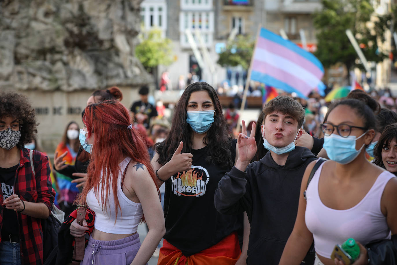 Fotos: Una multitudinaria manifestación recorre las calles de Vitoria en el día del orgullo LGTBI+
