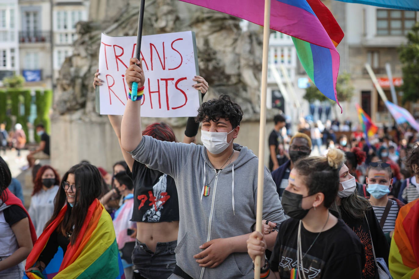 Fotos: Una multitudinaria manifestación recorre las calles de Vitoria en el día del orgullo LGTBI+