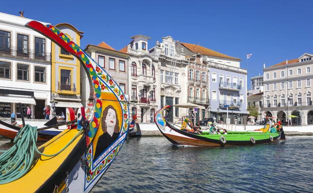 Los barcos moliceiros se dedican ahora a transportar turistas por los canales de Aveiro.