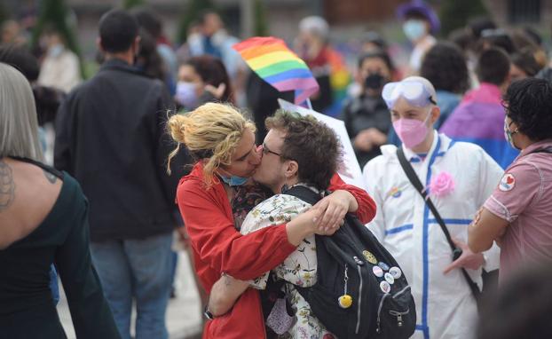 Dos jóvenes se besan durante la manifestación de este lunes en Bilbao.