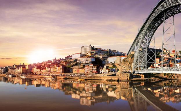 Vista de Oporto y su famoso puente, el de Dom Luis I.