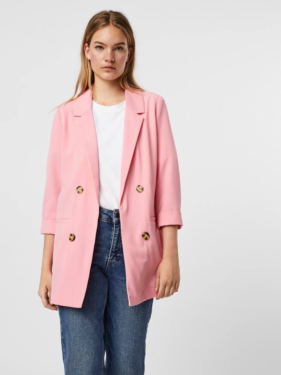 30. Americana larga rosa de la tienda Kokko, ubicada en la calle Zubiaurre número 16, en Ermua. Cuesta 44,99 euros.