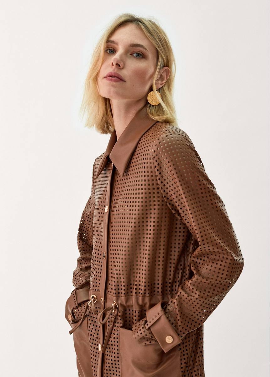 23. Chaqueta de piel ecológica con cordón invisible para adaptarla de la tienda Glam, ubicada en la calle General Castaños número 20, en Portugalete. Cuesta 111,30 euros.