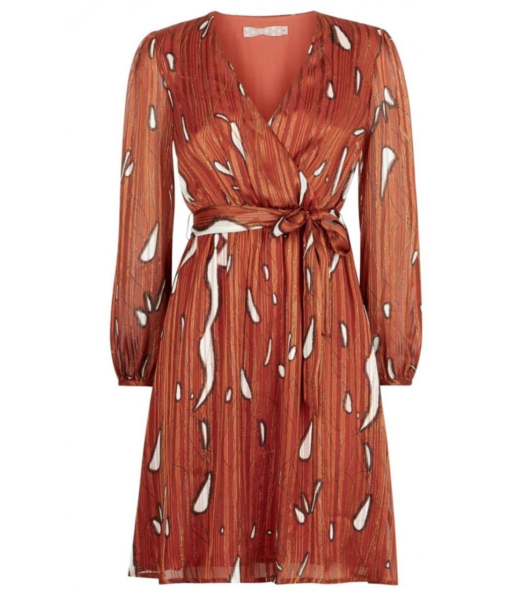 17. Vestido cruzado con cinturón en la misma tela de la tienda Lalula, ubicada en la calle Araba número 4, en Basauri. Cuesta 60 euros.