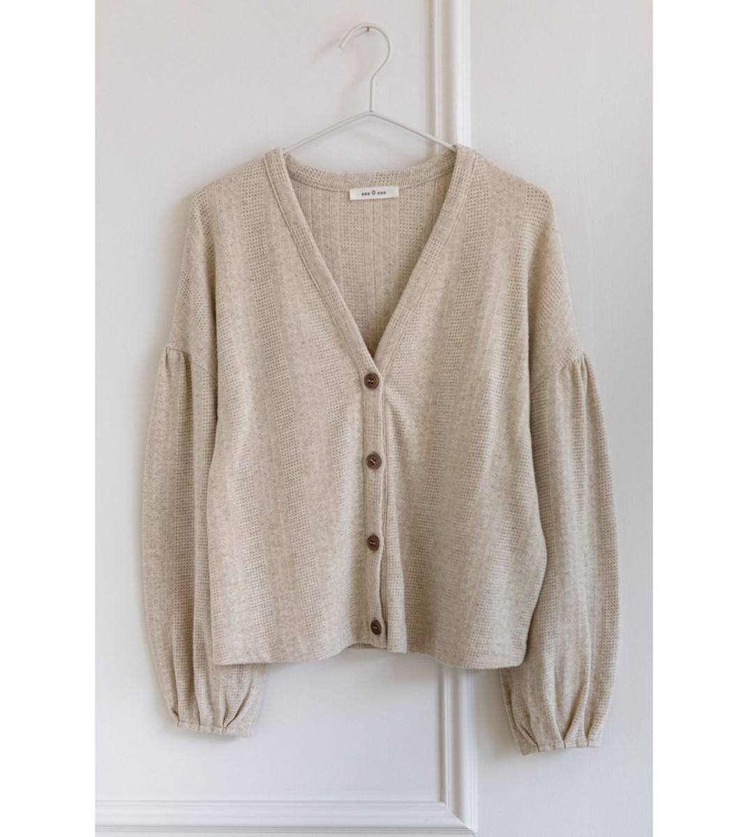 14. Chaqueta beige con mangas abullonadas del comercio Kikaren Munduan, ubicado en la calle Ocho de Enero número 4 de Gernika. Cuesta 49,90 euros. 