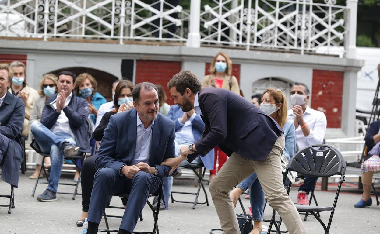 Pablo Casado junto a Carlos Iturgaiz en un acto de la campaña electoral en Vitoria hace justo un año. 