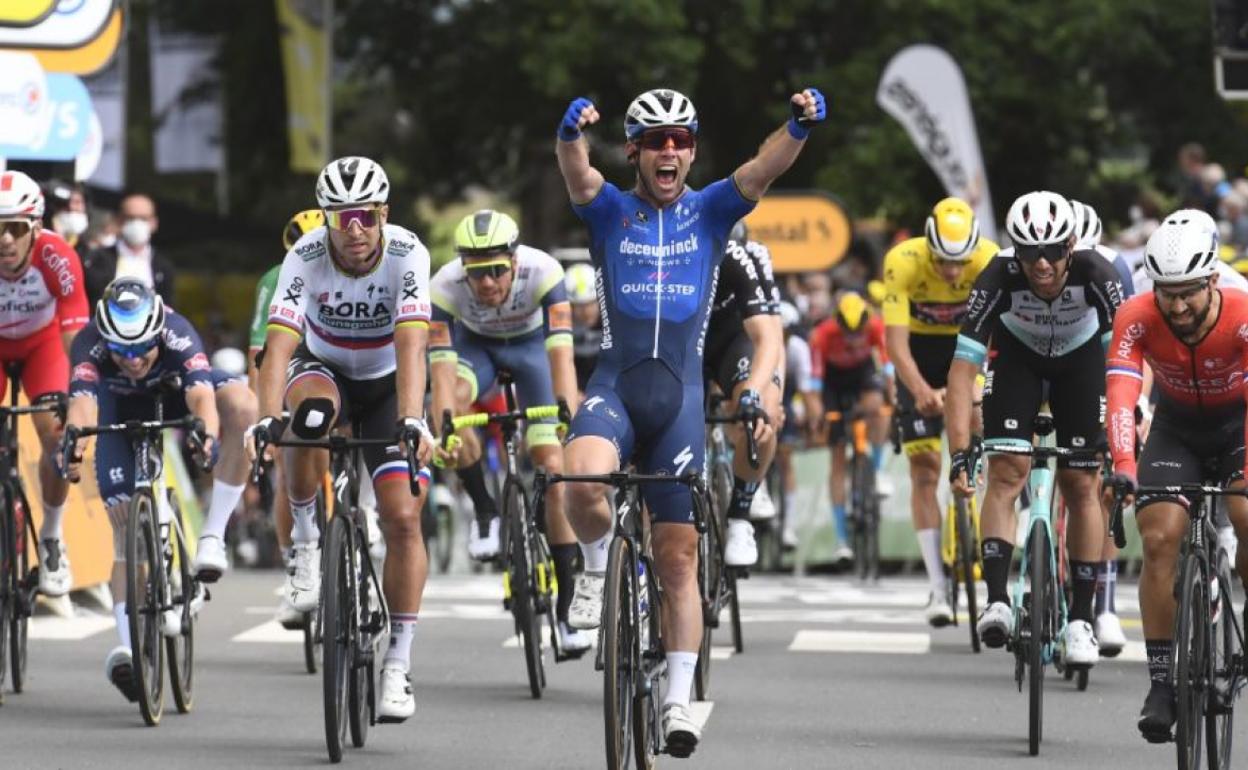 Cavendish levanta los brazos en la meta de Fougeres. 