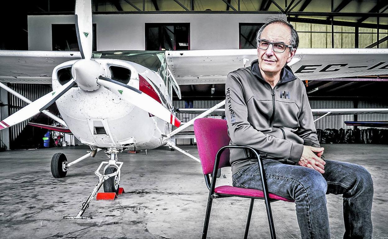 Pedro Fernández de Retana es piloto e instructor de vuelo, además de periodista.