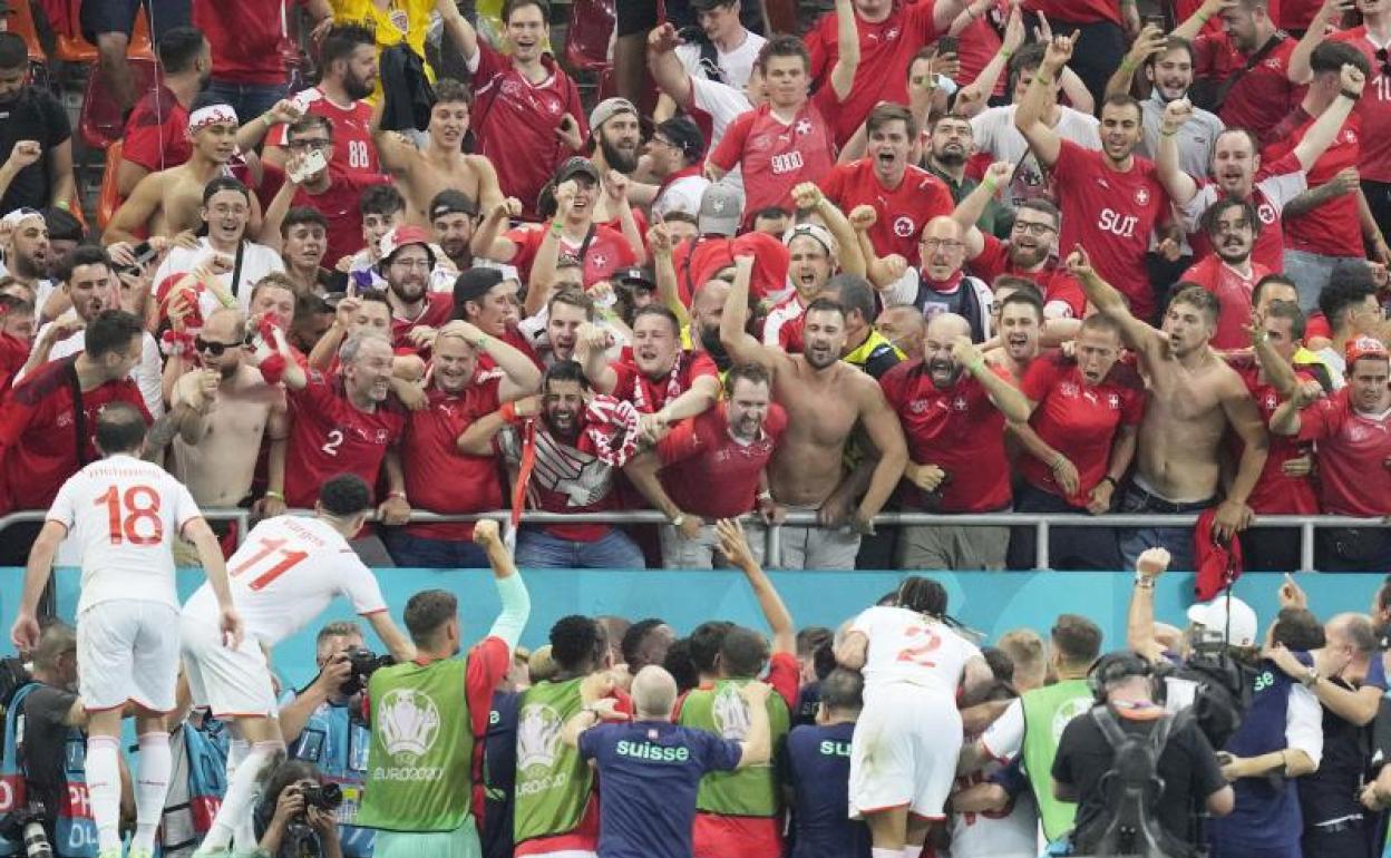 Los futbolistas suizos celebran el pase a cuartos ante Francia. 