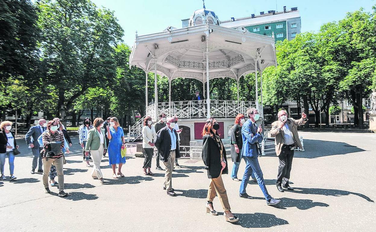 A la visita inaugural con el historiador Santiago Arcediano estuvieron invitados representantes municipales y parlamentarios. 