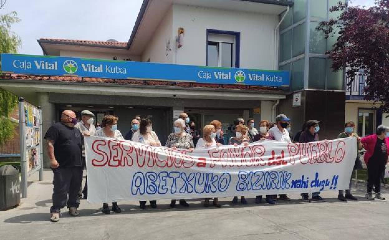 Una de las protestas de los vecinos delante de la oficina