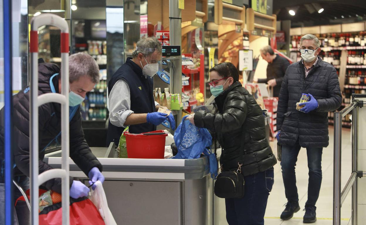 Clientes hacen la compra en un supermercado de Vitoria. 