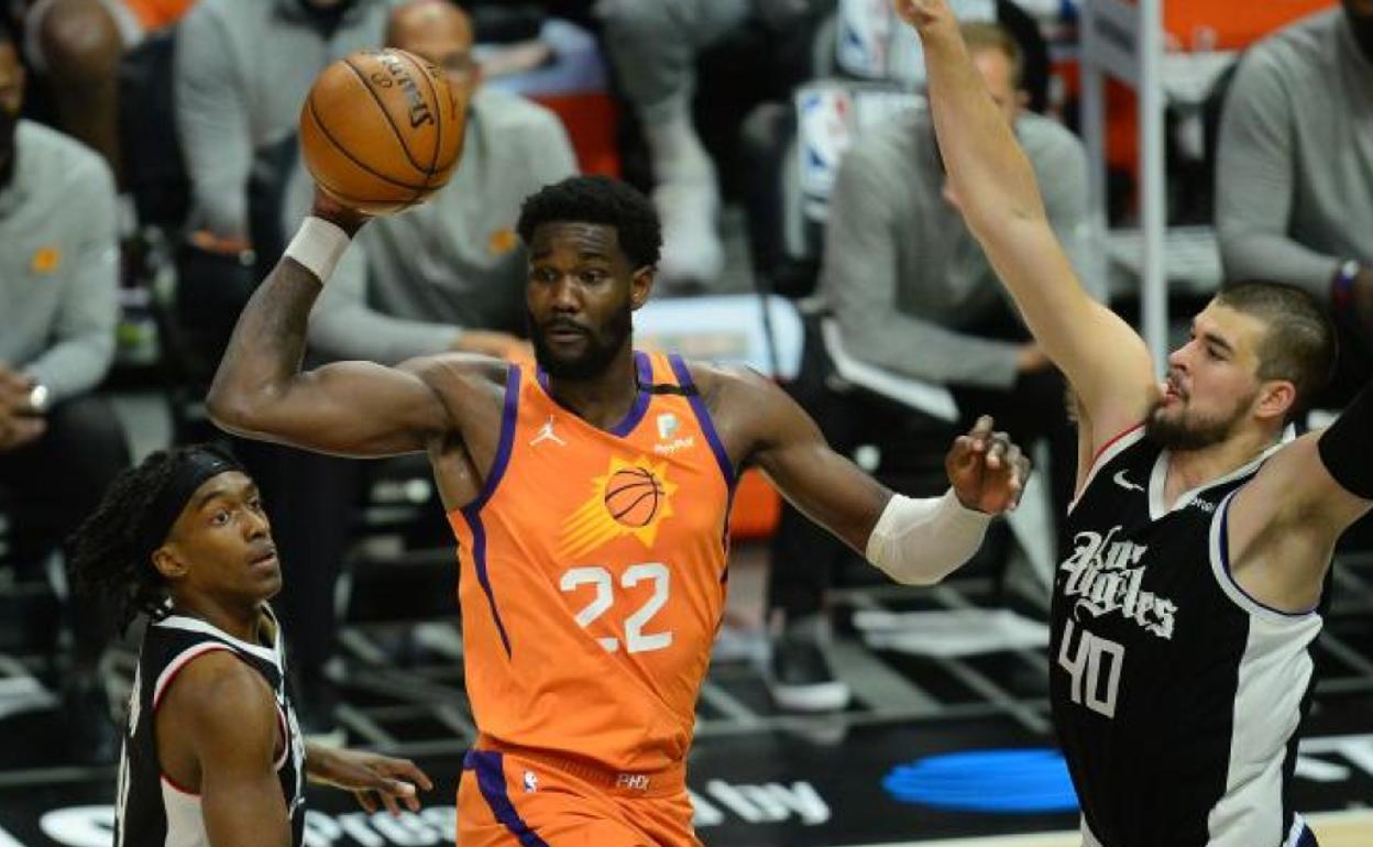 DeAndre Ayton barrukaldeko jokoaren dominatzailea da.