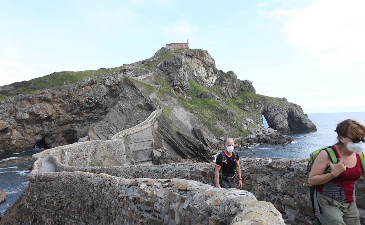 Dos visitantes, en Gaztelugatxe.