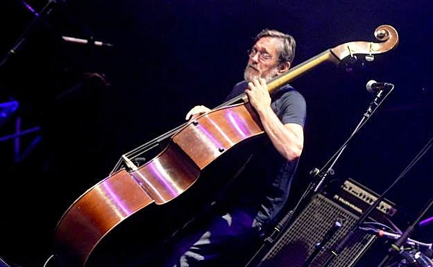 Javier Colina destilando esencia viva de las cuatro cuerdas.