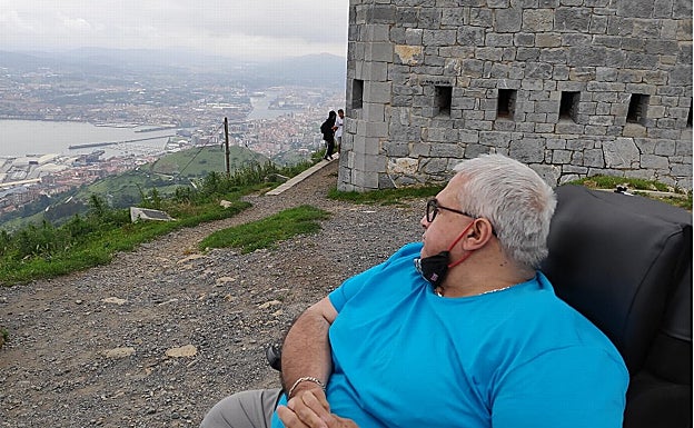 Imagen principal - Miembros de ADISA junto al concejal de Turismo, Joseba Ramos, durante la visita inaugural. 