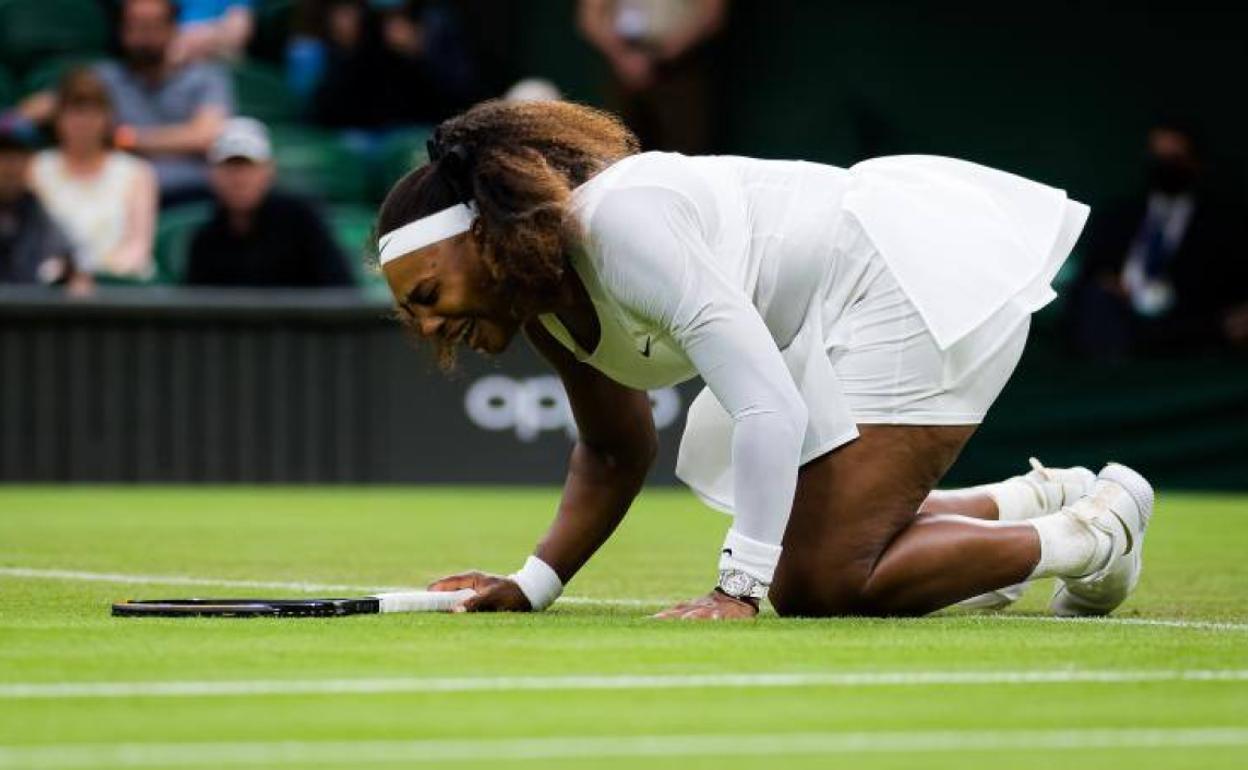 Serena Williams con visibles gestos de dolor en Wimbledon. 