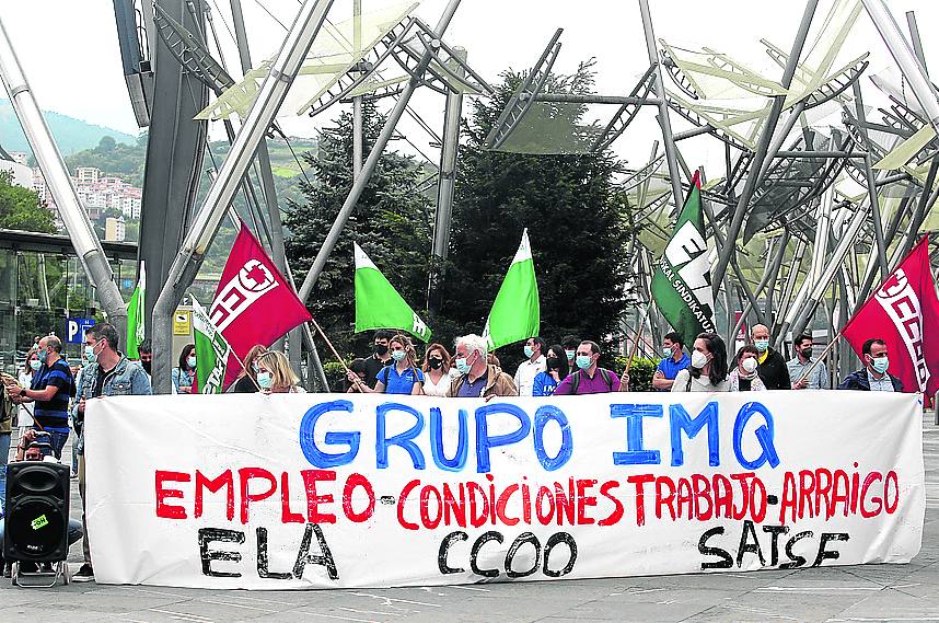 Empleados del IMQ se manifestaron en defensa de sus puestos. 