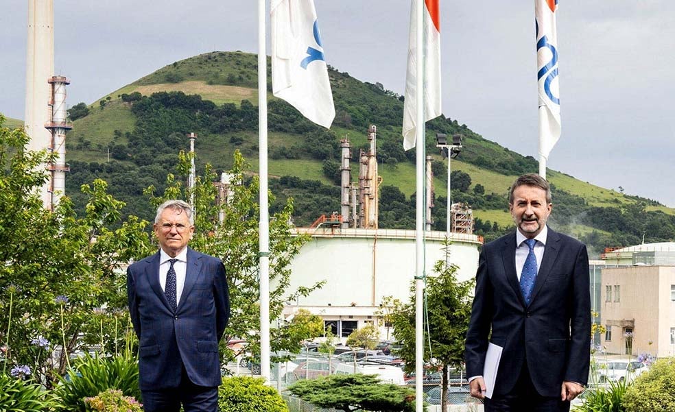 El presidente de Petronor, Emiliano López Atxurra, junto al consejero delegado de Repsol, Josu Jon Imaz, en la refinería de Muskiz. 
