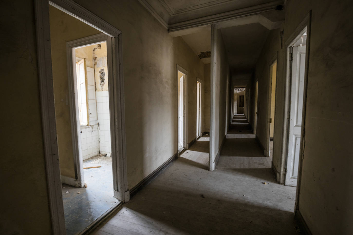 Como en un agujero de gusano, una puerta va a dar a otra época, a las dependencias en desuso y todavía por restaurar.