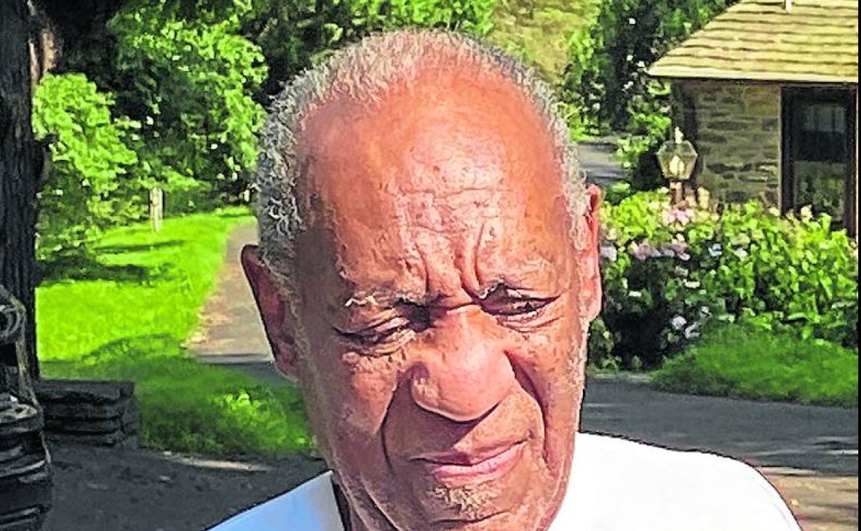 Bill Cosby, ayer a la entrada de su vivienda tras ser excarcelado. 