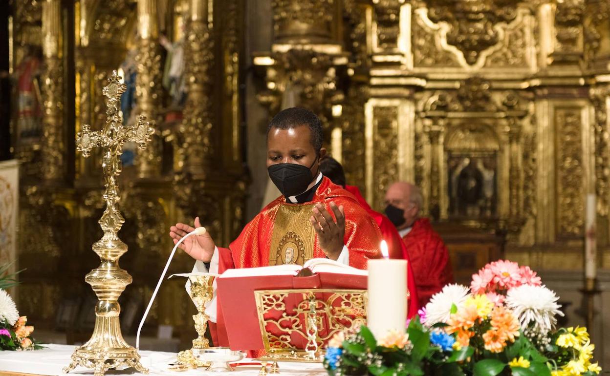 El sacerdote congoleño Benoit Mwaku, durante el oficio de su última eucaristía en el altar de la Parroquia de Santo Tomás de Apóstol de Haro. 