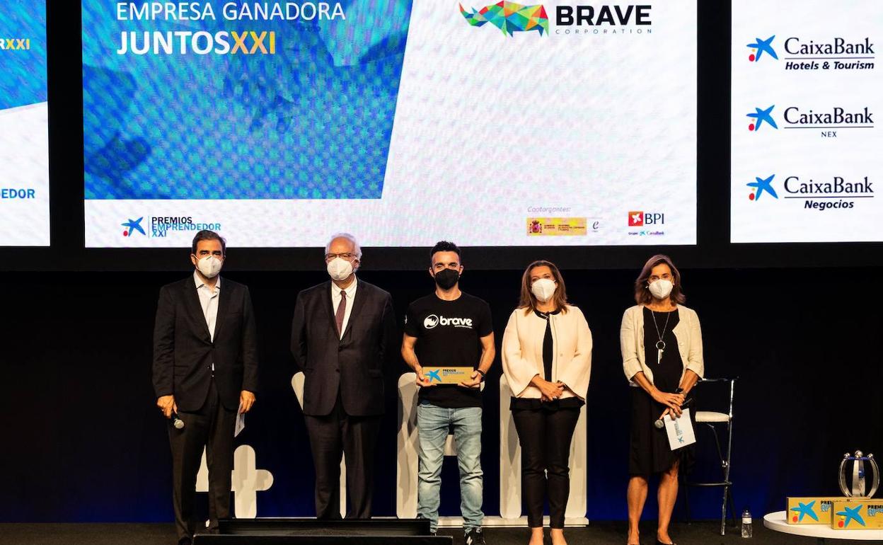 Víctor Allende, Galo Gutiérrez, Javier Gutiérrez (CEO de Brave Corporation), Ana Díez Fontana y Cristina González durante la entrega del premio.