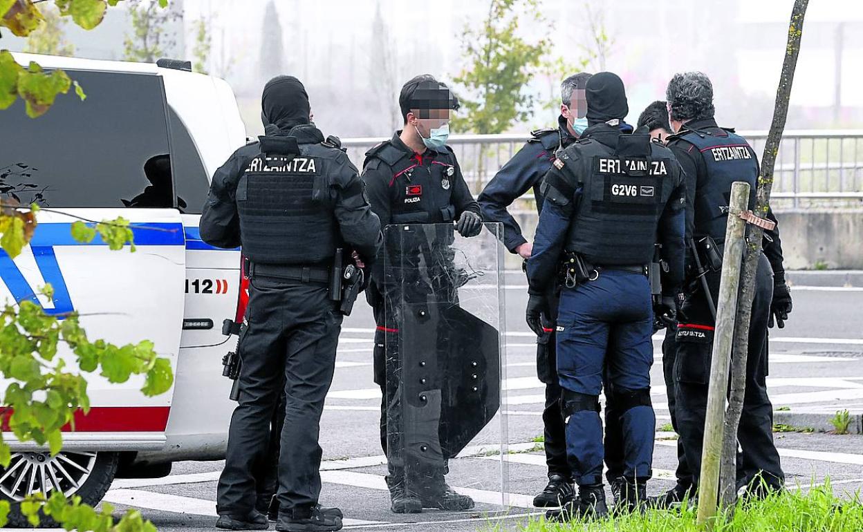 Un grupo de ertzainas en un operativo anterior desarrollado en Vitoria.