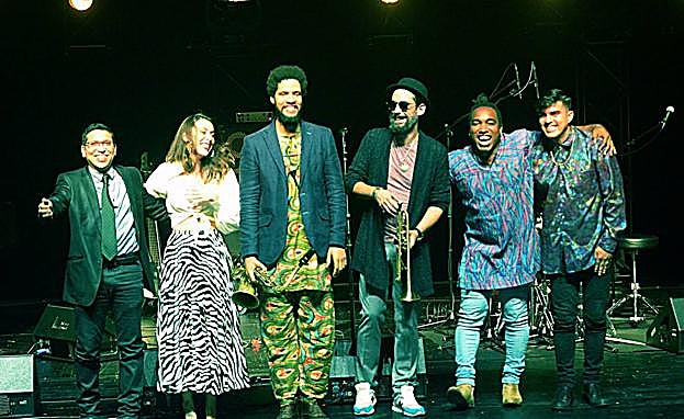 El sindicato saludando: Rivero, Latrece, Brínguez, el sustituto Colom, el bajista Yarel Hernández y Olivera.