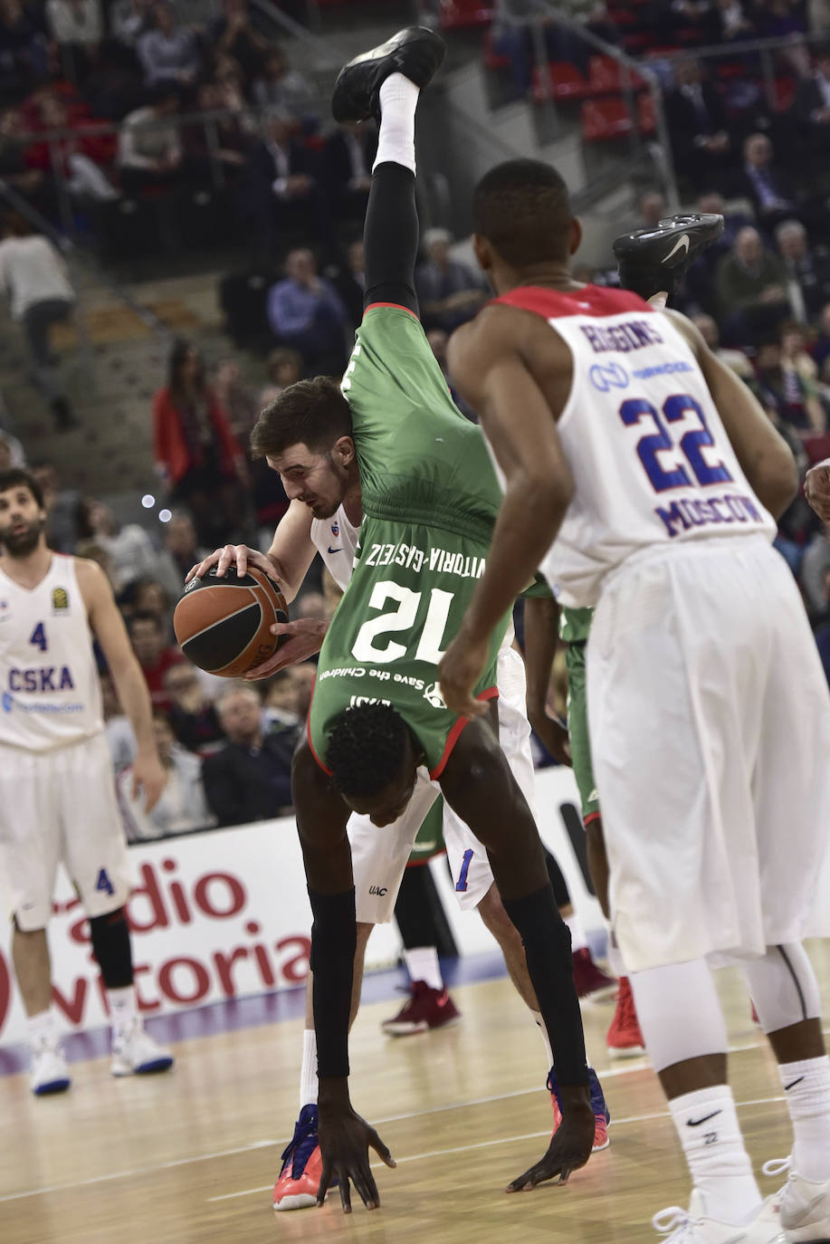 Caída acrobática con Nando De Colo en un choque ante el CSKA.