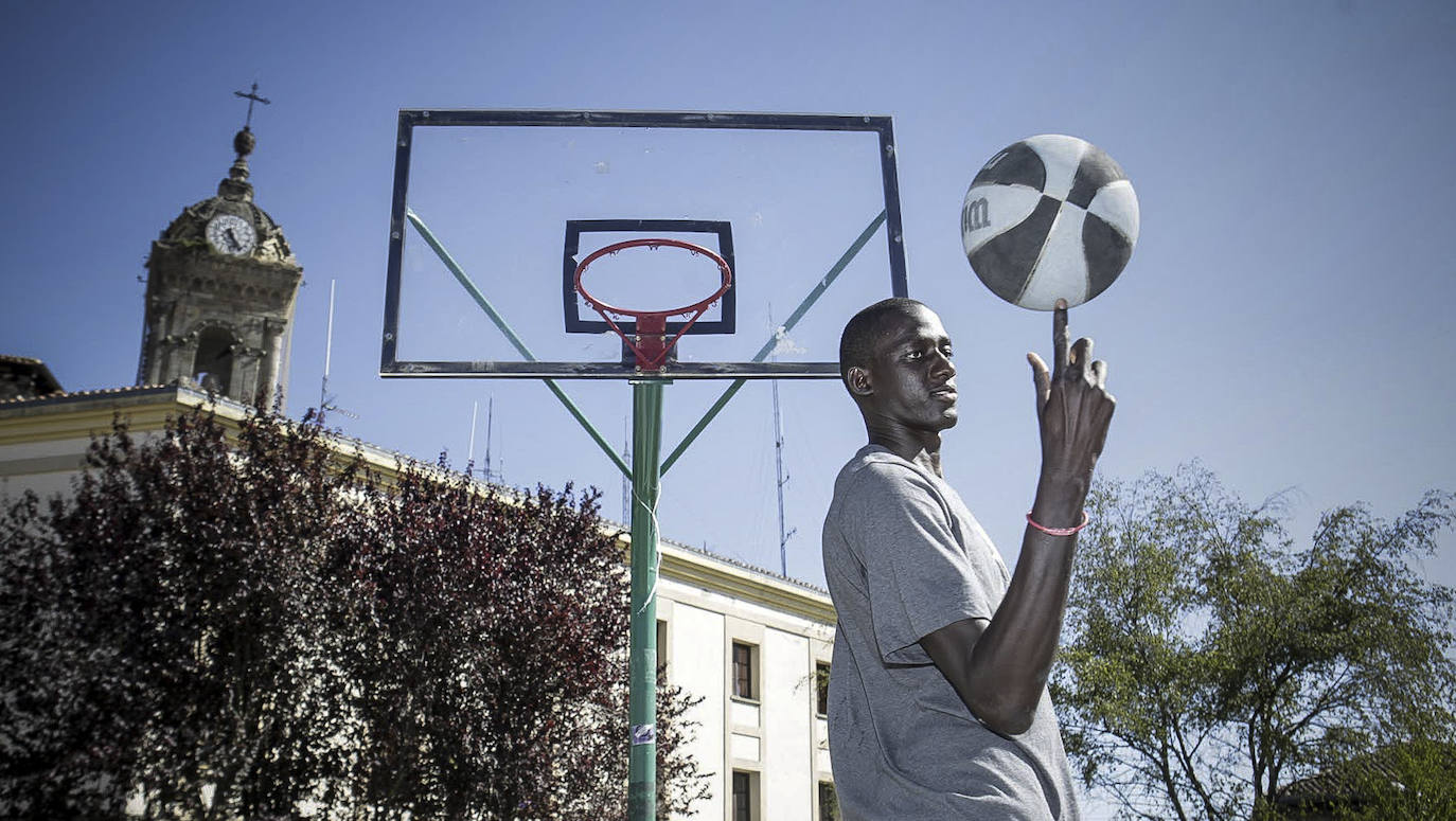 En la cancha de baloncesto de El Campillo durante un verano de entrenamientos en su fase de formación. 