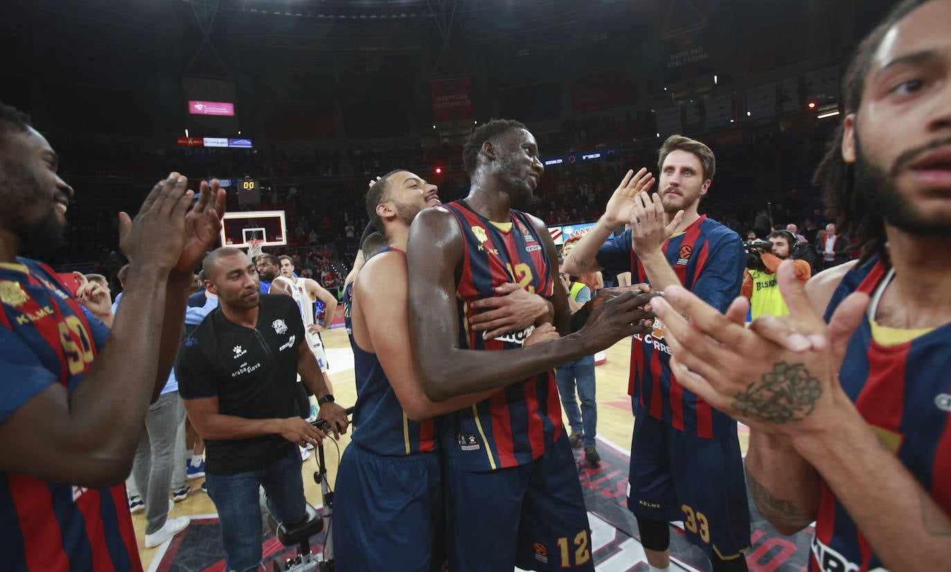 Celebración junto a Shavon Shields y el resto de compañeros al concluir un partido.