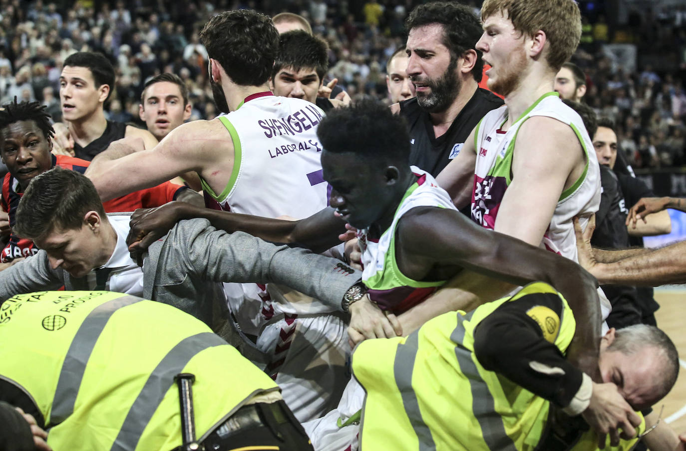 En plena trifulca durante el accidentado derbi contra el Bilbao Basket disputado en Miribilla el 1 de marzo de 2015.