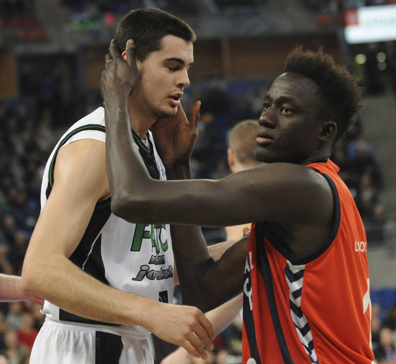 Diop saluda a Alberto Abalde una vez concluido un encuentro frente al Joventut.