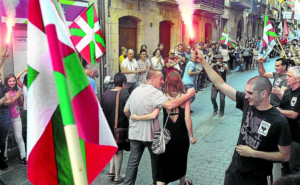 Decenas de personas participaron en julio de 2019 en el 'ongi etorri' al expreso de ETA Xabier Ugarte en Oñati. 