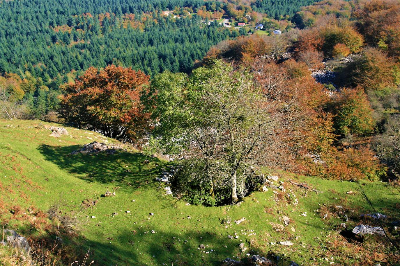 Nevera de Areatza (Pagomakurre) . Las neveras naturales son zonas profundas, estancas, oscuras y frías en la montaña que en su día se emplearon para acumular y conservar hielo. Al menos desde el siglo XVII, gran parte del hielo que se consumía en Bizkaia en los meses más calurosos provenía de estas neveras. Además de emplearse para elaborar refrescos, tenía también fines terapéuticos y medicinales. El sistema para almacenar y conservar la nieve era sencillo: primero se preparaba una cama aislante con ramas y hojas secas, sobre la que se amontonaba la nieve. Una vez comprimida con palas, se volvían a colocar nuevas capas aislantes hasta llenar la cavidad. Pasado el invierno, se suministraba hielo a las ciudades y pueblos próximos. Gorbeia era un lugar ideal, por ubicación y altitud, para esas neveras y tuvo una decena: Neberabarri (Itxina), Neberabaltz (cerca de Neberabarri), Neberazar (próxima a Supelegor), Igitaia, Neberetak, Kakanebereta, Neberatxa, Barazar, Larreder y Areatza. 