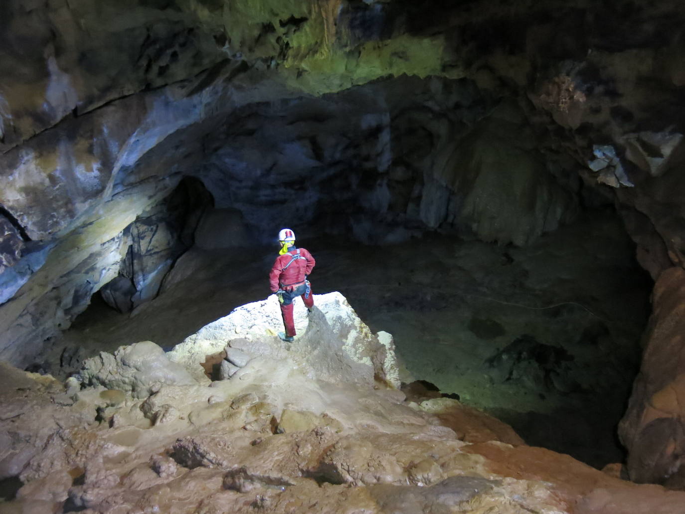 Cueva de Mairuelegorreta . En la vertiente alavesa de las faldas del Gorbeia se encuentra uno de los tesoros mejor guardados del subsuelo de Euskadi: la cueva de Mairuelegorreta, un bello laberinto de cavernas de 12 kilómetros de desarrollo. Considerada una de las moradas de Mari, la dama de Anboto, es conocida como uno de los mejores lugares para la práctica de espeleología de Euskadi y cuenta con importantes yacimientos paleontológicos. Las primeras citas históricas sobre la exploración de Mairuelegorreta se remontan a 1900. Es visitable con guía.