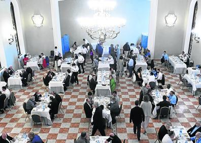 Imagen secundaria 1 - 1, Tras la finalización del acto religioso, los asistentes esperaron al obispo en la plaza. | 2. Celebración. Asistieron 130 personas entre obispos, personal de la diócesis, curia y amigos. | 3. Segura llegó en coche con el nuncio y luego fue con él a Derio.