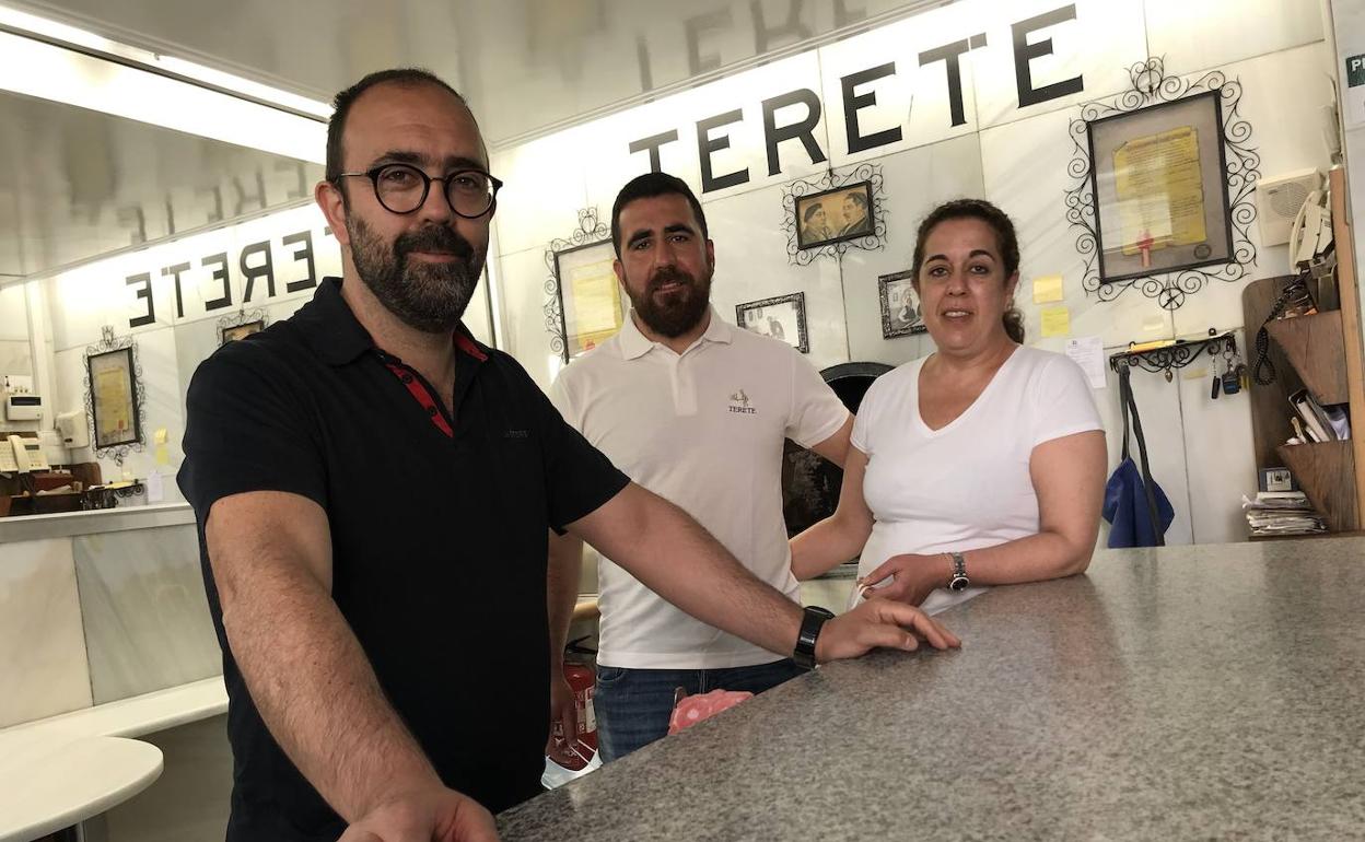 Alberto Gutiérrez, junto a su hermana y sobrino, en el horno del Restaurante Terete, uno de los locales de la ciudad jarrera reconocidos. 