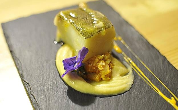 Bacalao confitado, mojo, txangurro y hummus. 