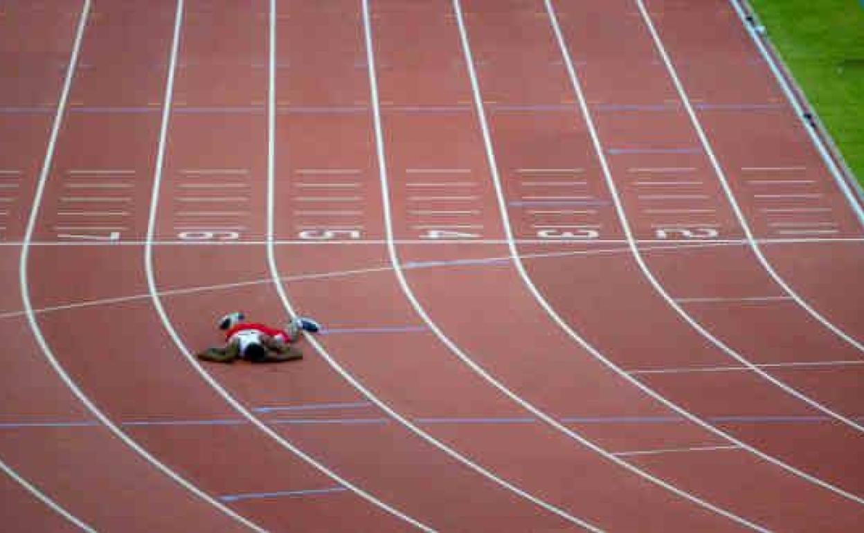 Atleta desfallecido tras terminar una prueba. 