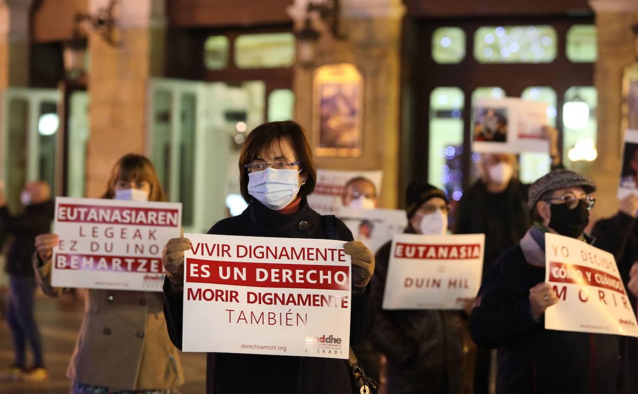 Ciudadanos en Bilbao por el derecho a una muerte digna.