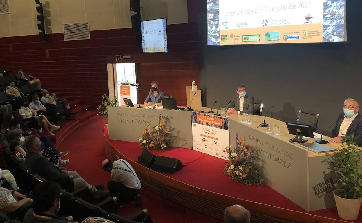Eva Ferreira, Gorka Urtaran y Luis Eguíluz, en la inauguración del X Congreso Geológico de España. 
