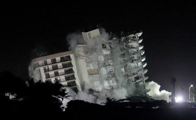 Demolido de forma controlada el edificio de Miami que colapsó hace 12 días