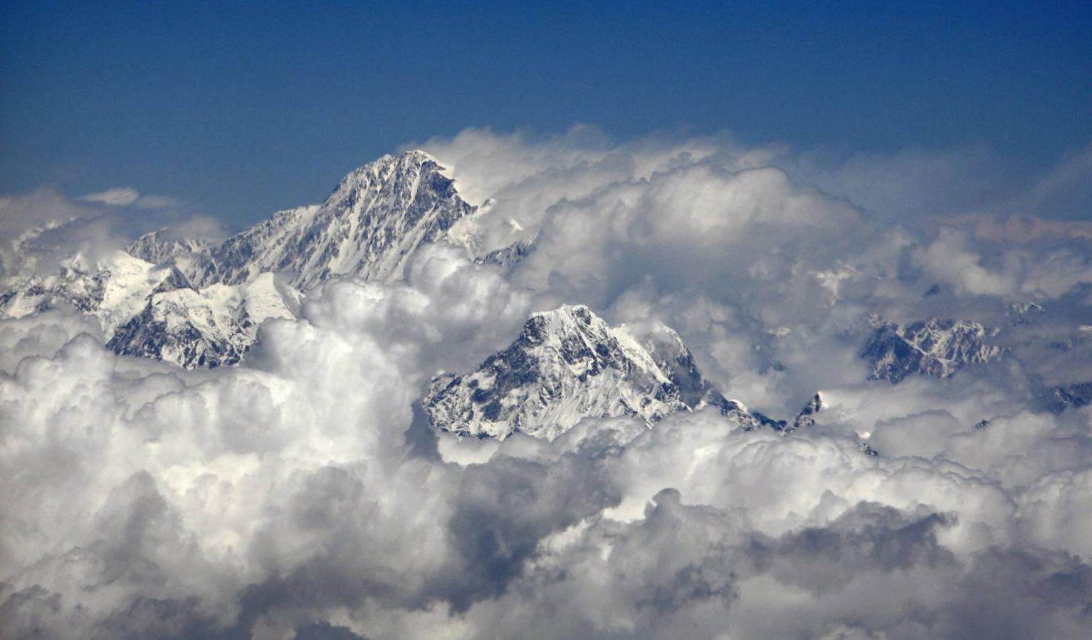 Everest (Nepal): Conocida en todo el mundo por ser la montaña más alta del planeta, el monte Everest cuenta con una altitud de 8.848,86 metros de altitud y se encuentra localizada en la cordillera del Himalaya, cerca de la frontera entre China y Nepal. Cada año el monte Everest atrae a numerosos alpinistas experimentados que intentan ascender a su cima por las diferentes rutas de acceso, aunque también ha sido noticia por atraer grandes colas de cientos de turistas, que atraídos por esta imponente montaña han intentado tocar su cima. Llama la atención también el hecho de que en esta montaña haya cientos de cadáveres, los cuáles sirven como puntos de referencia en su ascensión.