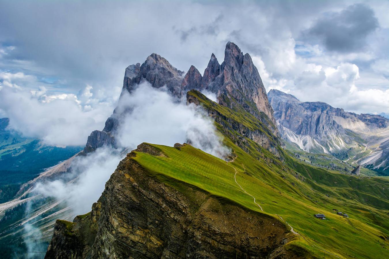 Montañas Odle (Italia): El perfil de estas montañas conforma uno de los paisajes más intimidantes que se pueden encontrar en las Dolomitas. Un conjunto de imponentes montañas escarpadas, enormes acantilados y paredes de vértigo, que confieren a este paisaje una gran belleza. 