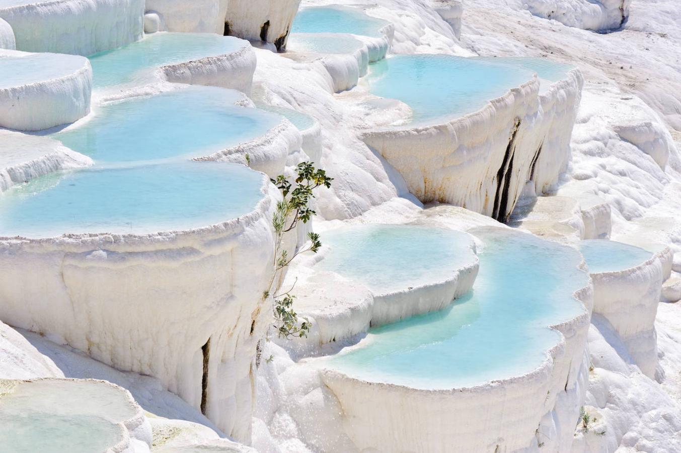 Pamukkale (Turquía): Los minerales que fueron arrastrados por las aguas termales en esta zona de Turquía son los causantes de esta particular formación de piedra caliza y travertino tan blanca como la nieve y con una apariencia similar incluso a la del algodón, de ahí que también sea conocida como “el castillo de algodón”. Una serie de formaciones que con el paso de los años han conseguido ir creando esta especie de terrazas en las que se acumula el agua, dando como resultado uno de esos paisajes únicos y difíciles de olvidar. 