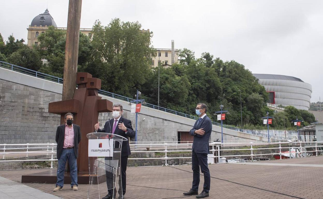 El alcalde de Bilbao, Juan Mari Aburto, Jon Ruigómez, director de Itsasmuseum y el artista plástico, Jesús Lizaso.