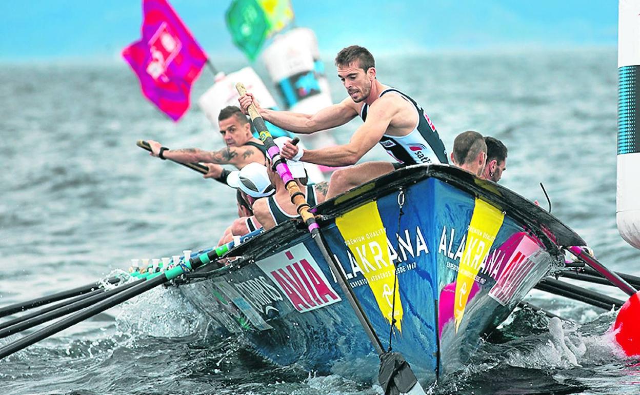 La 'Bou Bizkaia' se dispone a realizar la ciaboga en la segunda jornada de la Bandeira da Coruña. 